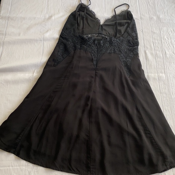 Lush little black dress. Short flowy dress with fitted lace top. Size Med/Large. - Picture 5 of 10